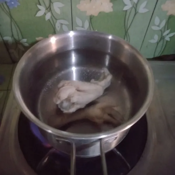 Dalam panci rebus air, jahe, sayap, ceker ayam, daging sapi, setelah mendidih buang busa rebusannya masak hingga lunak.