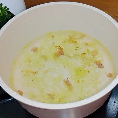 Masukkan 300 ml air bersih, daun salam dan lengkuas lalu masak hingga mendidih.