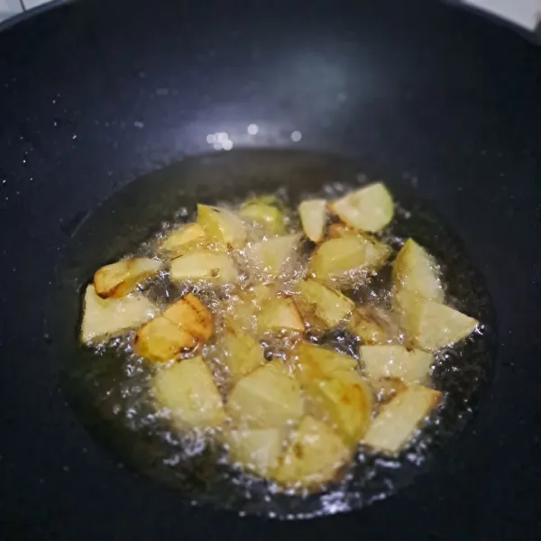 Kupas kentang cuci bersih lalu potong dan goreng sampai empuk (bisa juga di kukus).