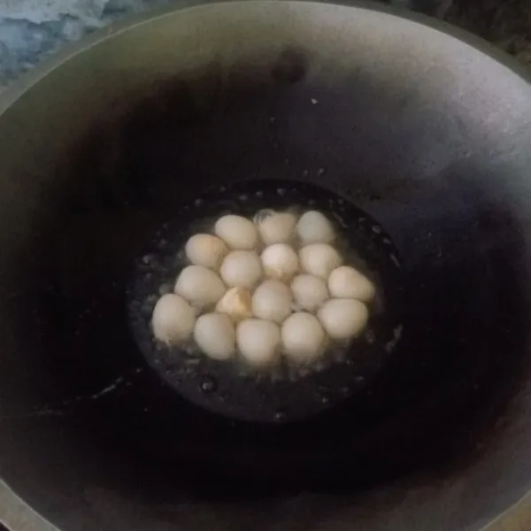 Panaskan minyak, goreng telur puyuh hingga berkulit.