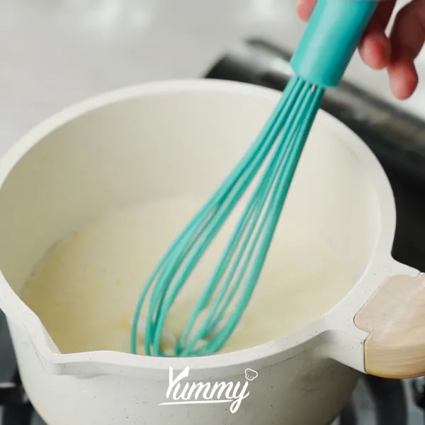 Masukkan gula dan susu ke dalam panci masak hingga gula larut,matikan kompor.