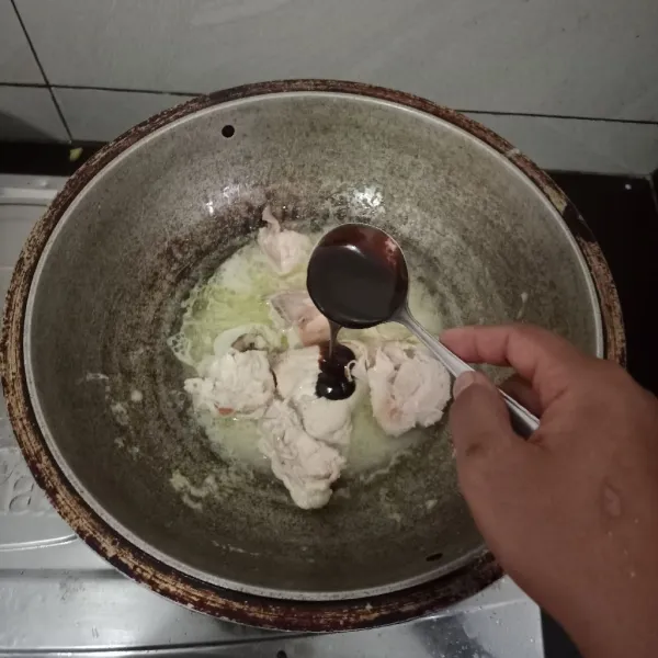 Masukan ayam, tambahkan air dan kecap. Ungkep ayam sampai bumbu menyerap.