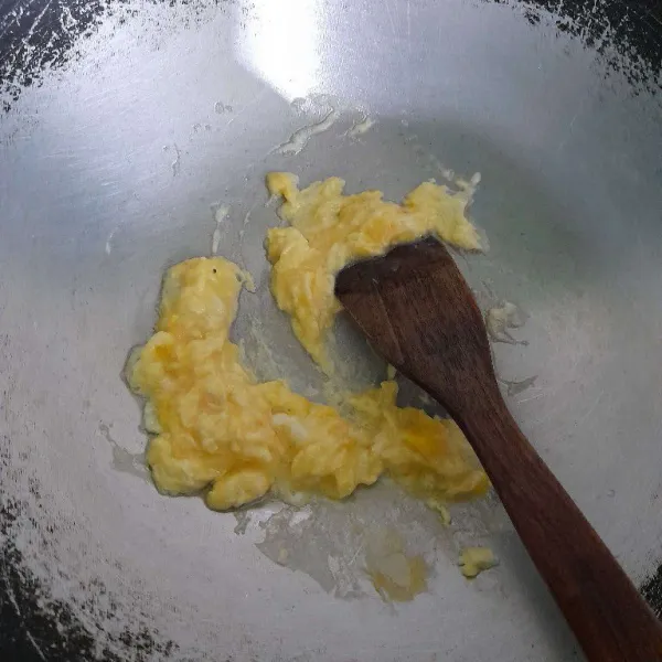 Kocok lepas telur, lalu masak orak-arik hingga matang dan sisihkan.