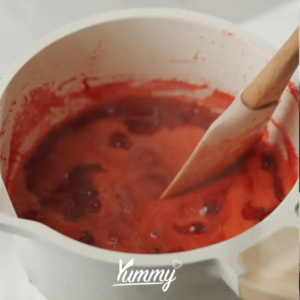 Masukkan strawberry, gula, dan vanilla essence, masak dengan api kecil hingga gula larut dan strawberry lembek dan kental