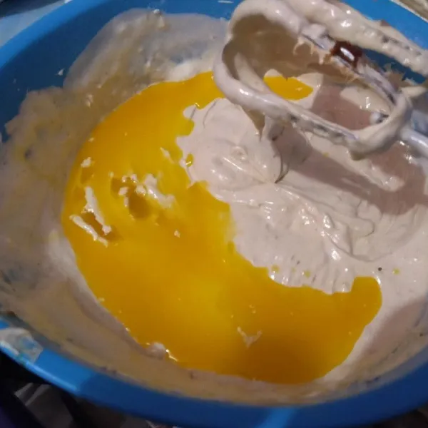 Lalu tuang margarin cair, mixer lagi speed sedang hingga adonan homogen.
