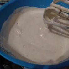 Masukkan selai nanas, mixer sampai rata.