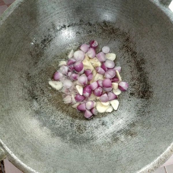 Panaskan minyak dalam wajan, tumis bawang merah dan bawang putih hingga harum.