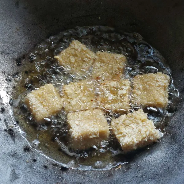 Goreng hingga golden brown. Bila bersisa, masukan ke kotak dan simpan di kulkas.