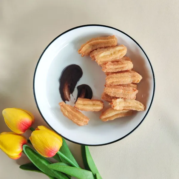 Sajikan churros dengan lelehan coklat.