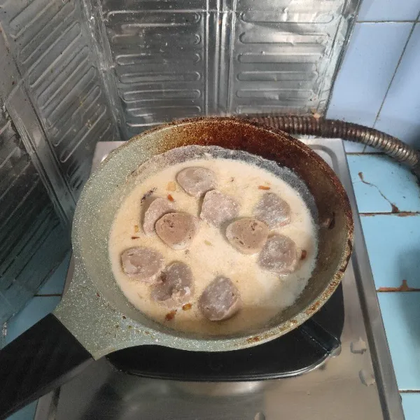 Masukkan potongan bakso.