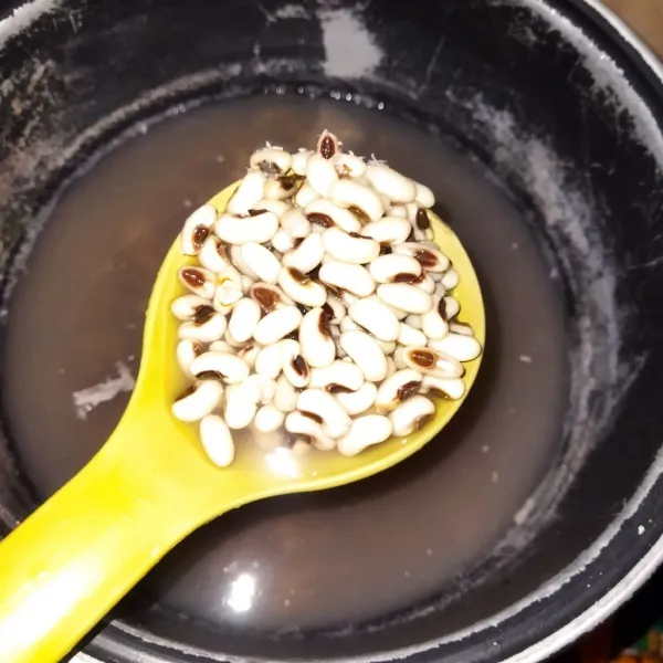 Rebus kacang Tolo sampai empuk, lalu cuci bersih dan tiriskan.