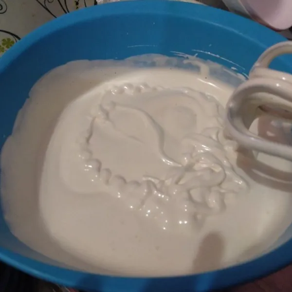 Mixer speed tinggi, telur, sp dan gula sampai mengembang putih dan berjejak.
