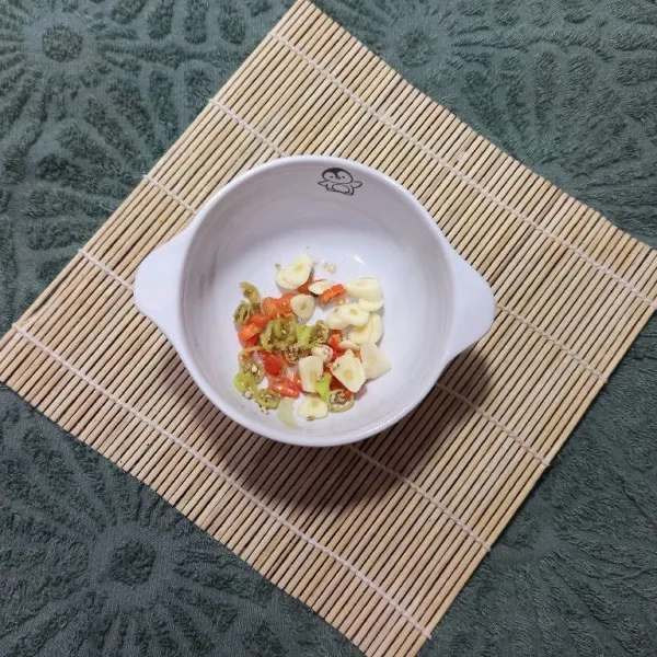 Siapkan mangkuk lalu masukkan cabai rawit kecil dan bawang putih.