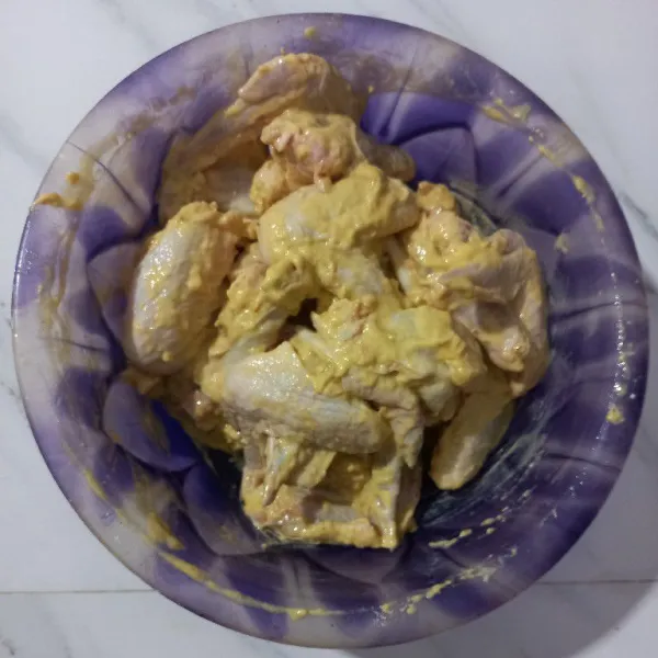Setelah ayam dimarinasi, masukan telur, serta tepung aduk sampai merata.