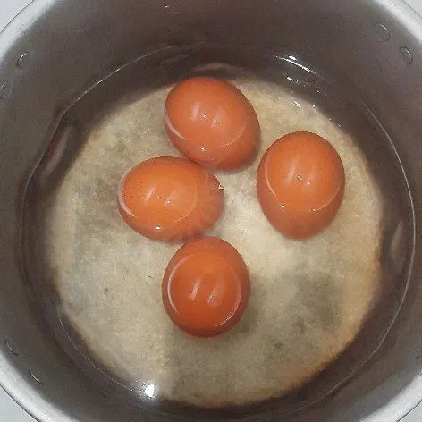 Rebus telur di air mendidih kurleb 7 menit.