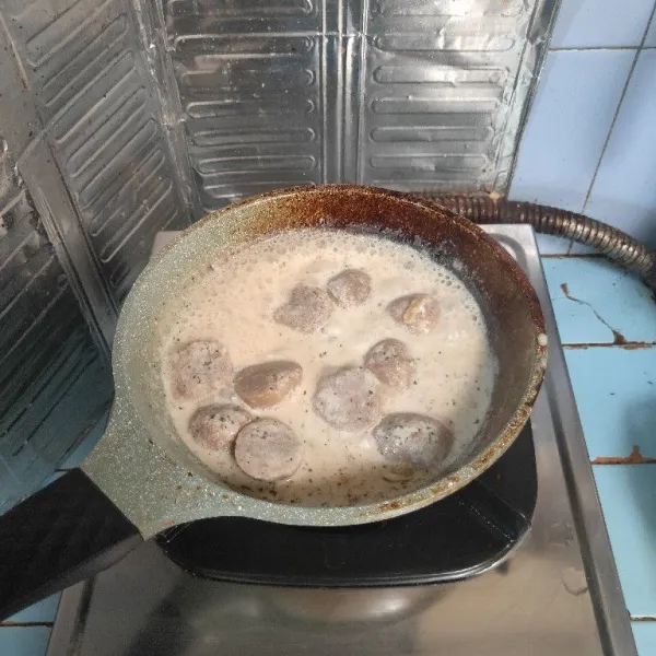 Masak hingga matang dan kuah mengental. Koreksi rasanya siap disajikan.