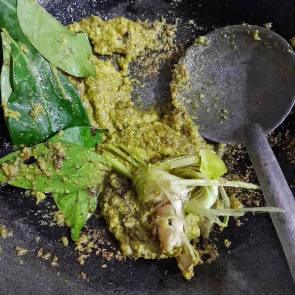 Panaskan minyak sayur dengan api sedang, tumis bumbu halus, serai, lengkuas, daun jeruk purut, daun salam hingga tidak berbau langu.