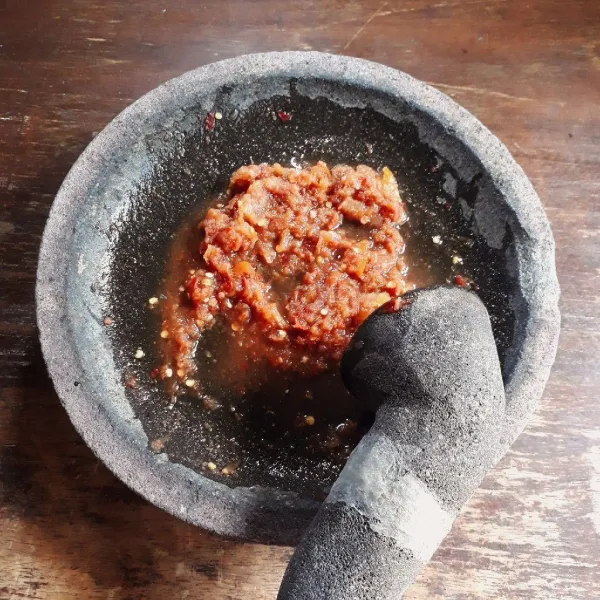 Tambahkan tomat dan air limau, uleg hingga rata dan halus. Sajikan ayam dengan cocolan sambal dan nasi hangat.