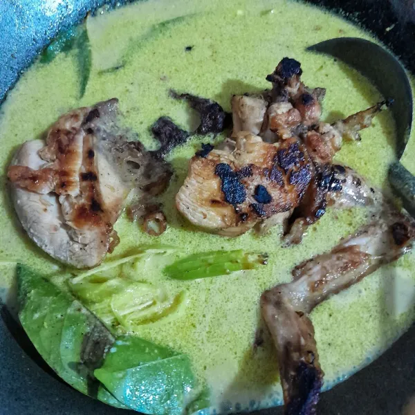 Masukkan daging ayam panggang dan masak hingga matang.