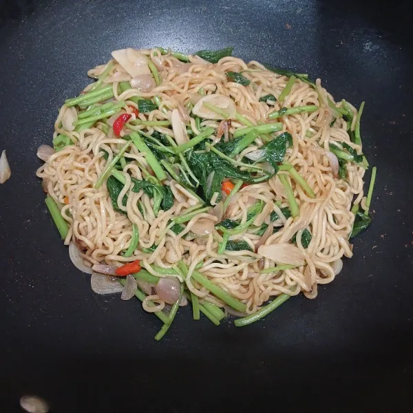 Aduk rata. Masak hingga mie dan bayam matang. Koreksi rasa. Sajikan dengan taburan bawang goreng.