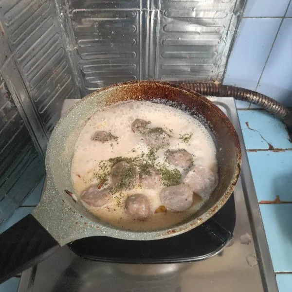 Tambahkan oregano, aduk kembali hingga tercampur rata.