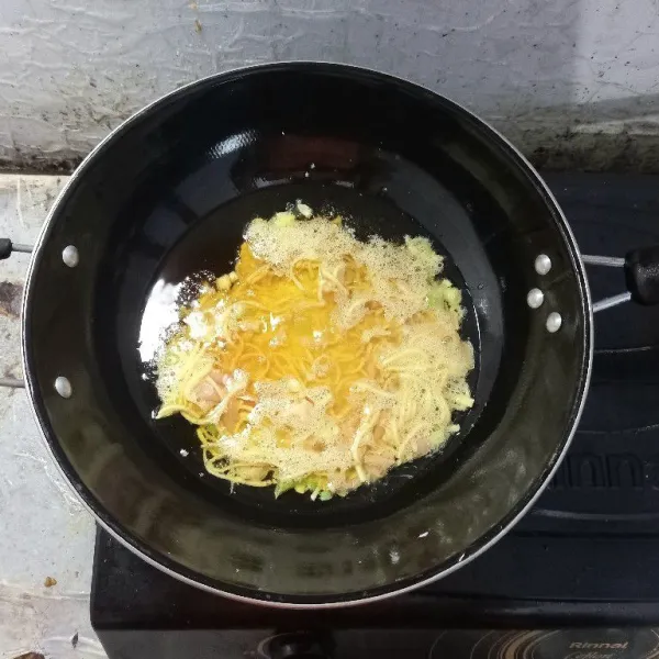 Siapkan teflon yang telah diberi minyak lalu tuangkan omelet mie lalu masak hingga matang.