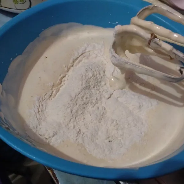 Masukkan campuran tepung dan baking powder secara bertahap sambil dimixer speed sedang hingga tercampur rata.