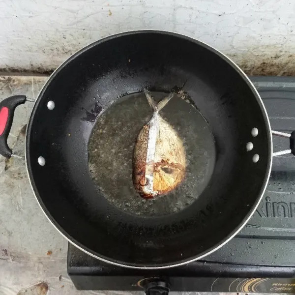 Goreng ikan asap semar sampai sedikit kering.