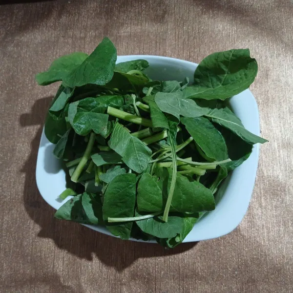 Siangi daun bayam, potong-potong, sisihkan.