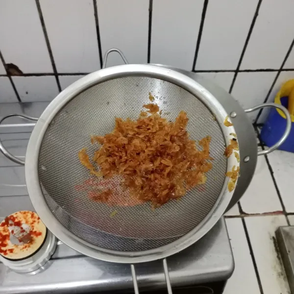 Bersihkan ebi. Goreng sebentar hingga matang. Angkat & tiriskan.