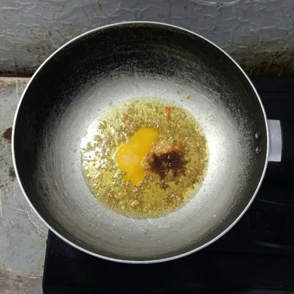 Masukkan satu butir telur. Aduk-aduk hingga tercampur dengan bumbu halus.