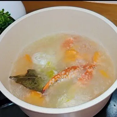 Masukkan kepiting dan wortel lalu masak hingga matang kemudian beri garam, gula pasir dan sejumput merica bubuk. Sop kepiting siap disajikan.