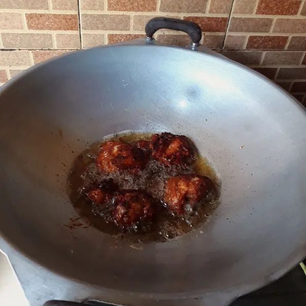 Goreng ayam dengan minyak panas api sedang cenderung kecil hingga matang, angkat dan tiriskan.