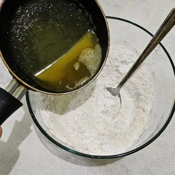 Campurkan semua bahan tepung, vanili serta butter leleh.