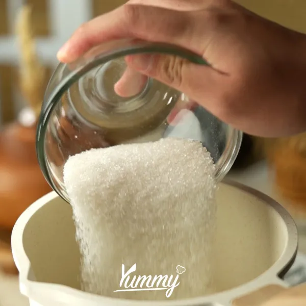 Lelehkan gula di dalam panci hingga kecoklatan, lalu tambahkan whip cream aduk hingga merata lalu tambahkan butter dan garam aduk hingga rata, sisihkan