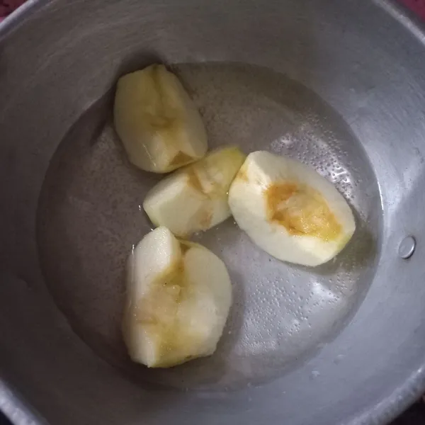 Kupas kulit apel dan potong apel menjadi beberapa bagian, rebus di air mendidih sekitar 3 menit. Kemudian haluskan dengan menambahkan sekitar 2 sdm air bekas rebusan. Sisihkan.