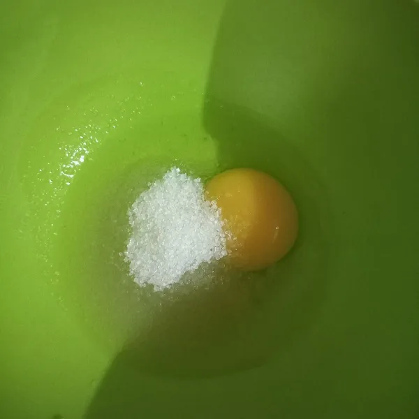 Kocok telur dan gula pasir hingga gula larut dan berbusa. Setelah itu masukan garam, kocok lagi.