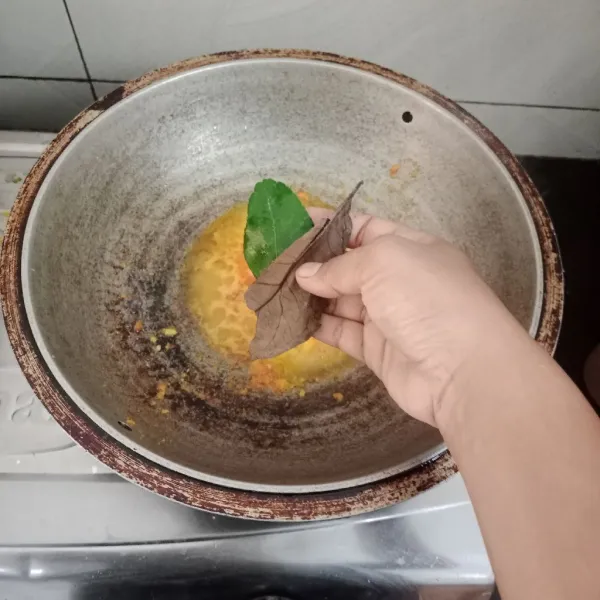 Tumis bumbu sampai harum. Masukan salam dan daun jeruk.