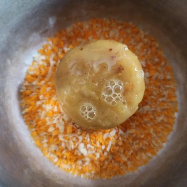 Kocok lepas telur dan sejumput garam, kemudian celupkan adonan perkedel telur kemudian gulingkan kedalam tepung roti.