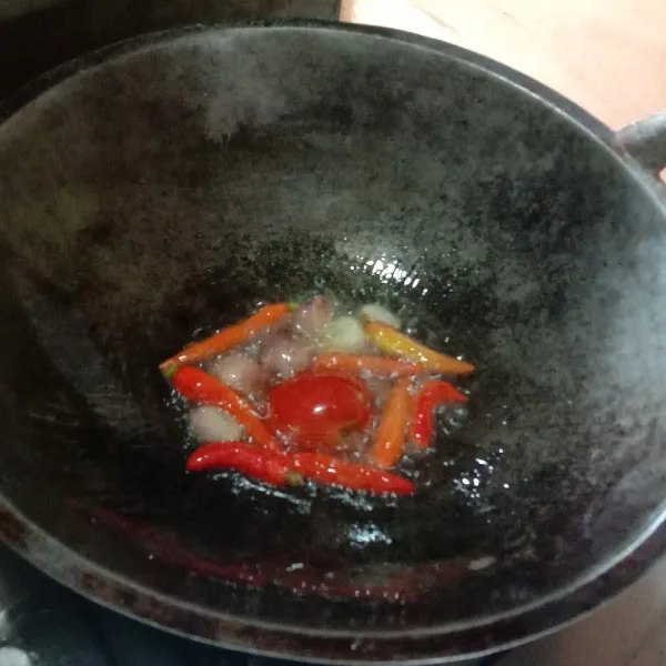 Goreng cabe rawit, tomat, dan bawang merah sampai layu.