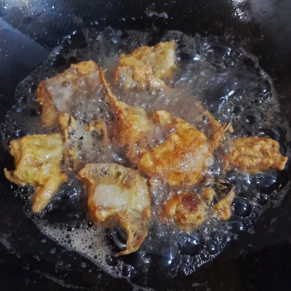 Panaskan minyak sayur dengan api sedang dan goreng ikan hingga matang.
