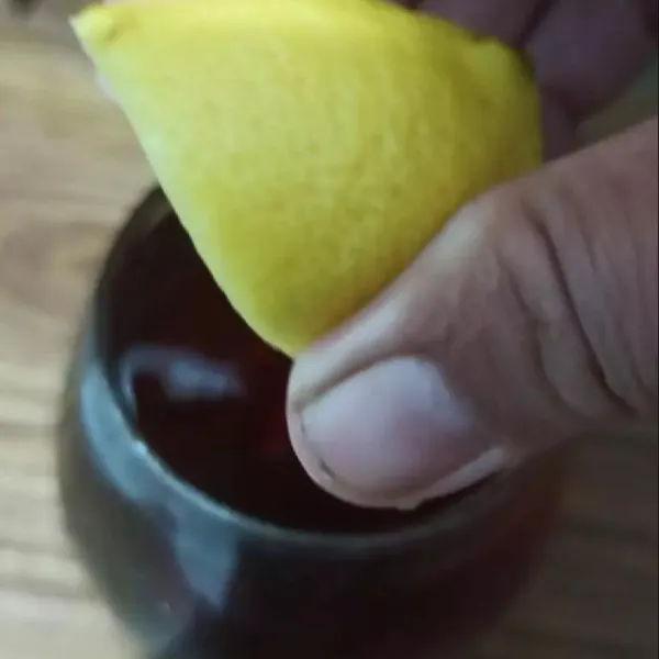 Tambahkan perasan air jeruk lemon.
