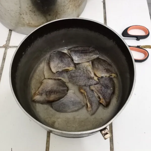 Bersihkan ikan sepat, buang sirip runcingnya. Rendam dalam air panas sebentar agar tidak terlalu asin.