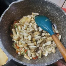 Masukkan jamur, tumis sampai jamur sudah tidak berbau langu, lalu angkat dan sajikan.
