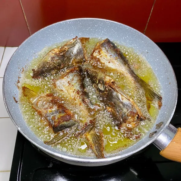 Panaskan minyak, lalu goreng ikan patin hingga matang. Angkat dan sisihkan.