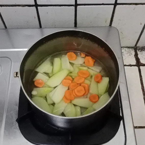 Tambahkan wortel. Masak hingga sayur matang.