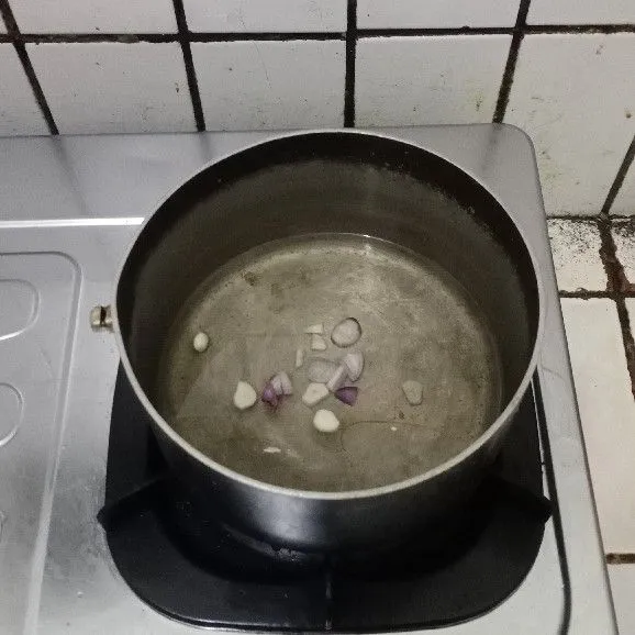 Dalam panci masukkan air, bawang merah, bawang putih & lengkuas, masak hingga air sedikit panas.