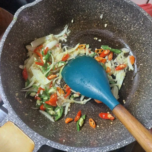 Tumis bertahap bawang putih, bawang merah, bawang bombay dan terakhir cabai, sisihkan.