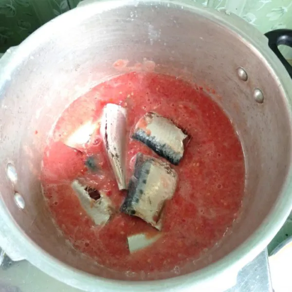 Masukkan ikan dencis sampai semua ikan terendam tomat.