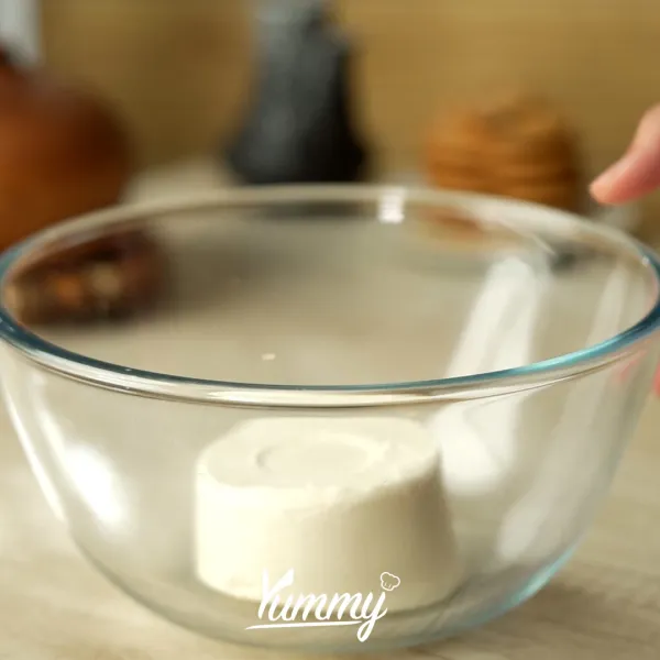 Masukkan gula ke dalam wadah berisi cream cheese aduk hingga gula tercampur, tambahkan caramel dan whip cream aduk hingga tercampur, lalu masukkan ke dalam cetakan kue